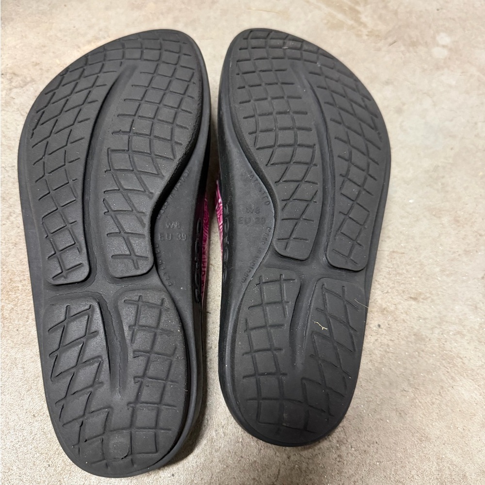 OOFOS Women's Black and Red Sandals Collection - Picture 4 of 11